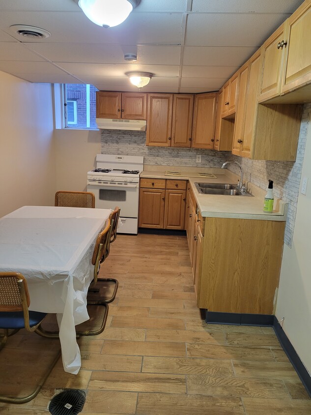 Kitchen - 3437 Beechwood Blvd