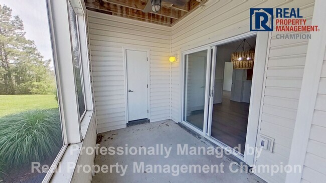 Building Photo - Beautifully Updated 2 BD/2 BA with Screened Porch & Modern Finishes