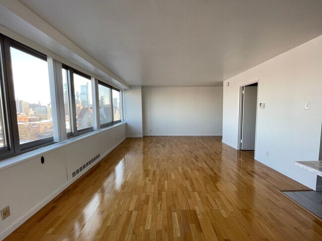 Building Photo - The Philadelphian! Amazing Studio! All Uti...