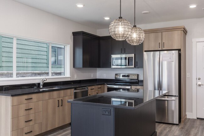 Building Photo - Moraine Square 3 bedroom - Brand New 3BR, ...
