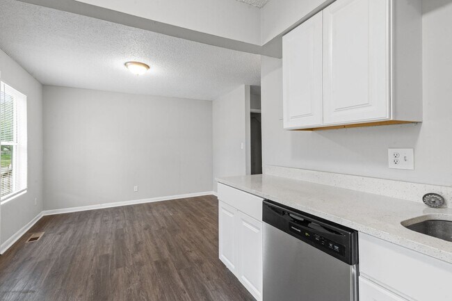 Foto del edificio - Summer Special! Spacious 3BR Townhome with New Upgrades + $250 Off First Month’s Rent