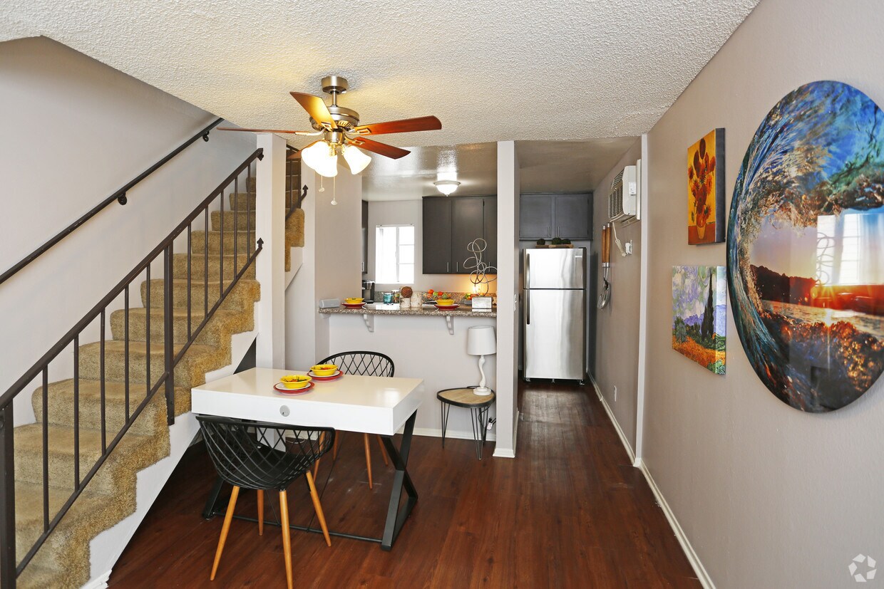 Foto principal - Lake Balboa Townhomes