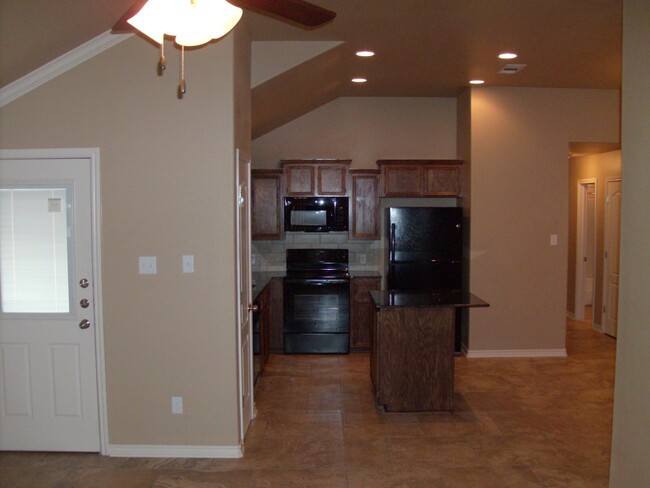 Building Photo - Beautiful 2 bed/2 bath off of Bunny Trail ...