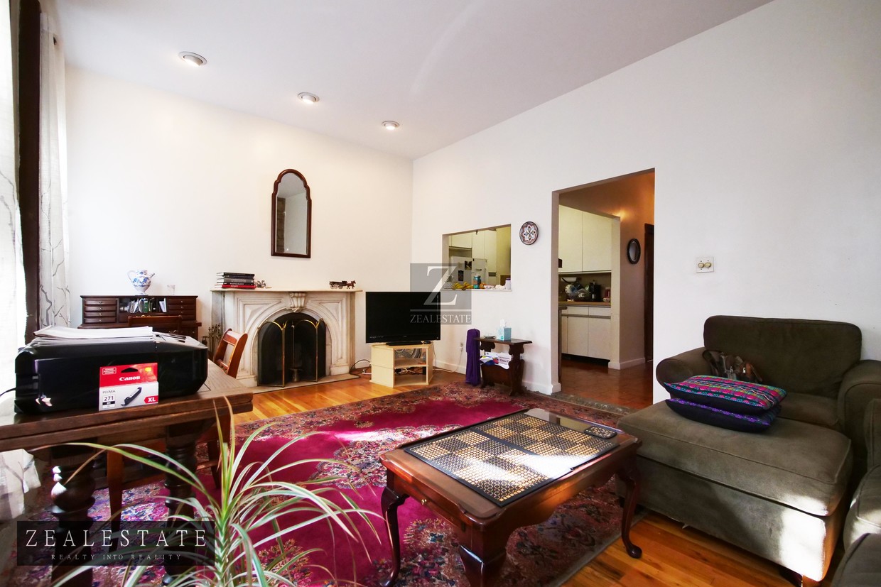 Foto principal - 323 W 51st St