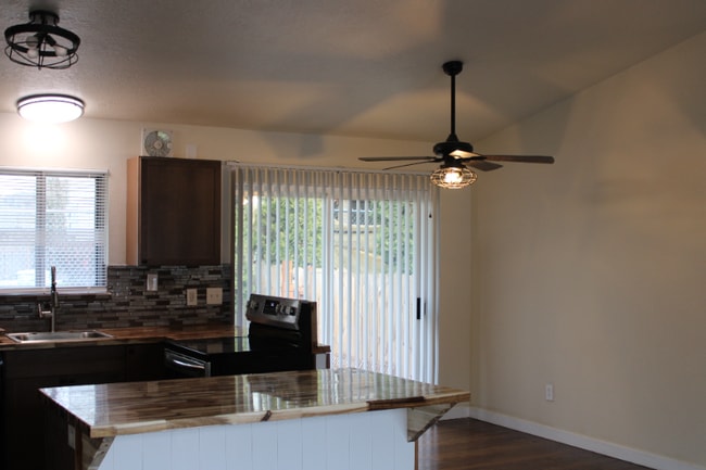 Foto del edificio - 10915 SW Hall Blvd