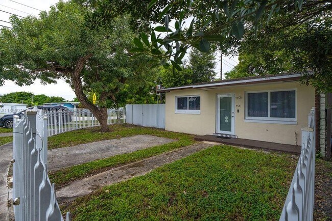 Building Photo - 5551 SW 37th St