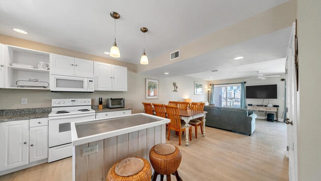 Building Photo - 445 Gulf Shore Dr