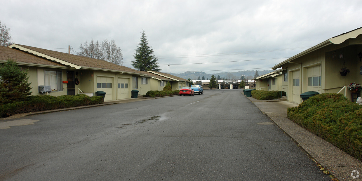 Building Photo - 615 Lookingglass Rd