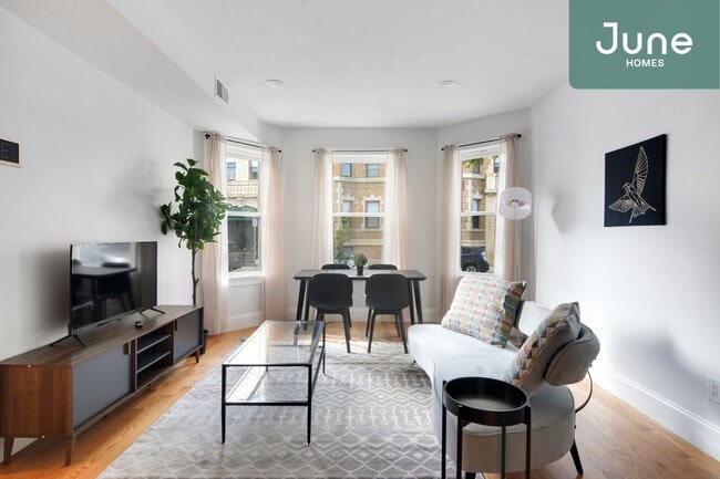 Building Photo - ROOM ONLY in 5-bed/2.0-bath Home
