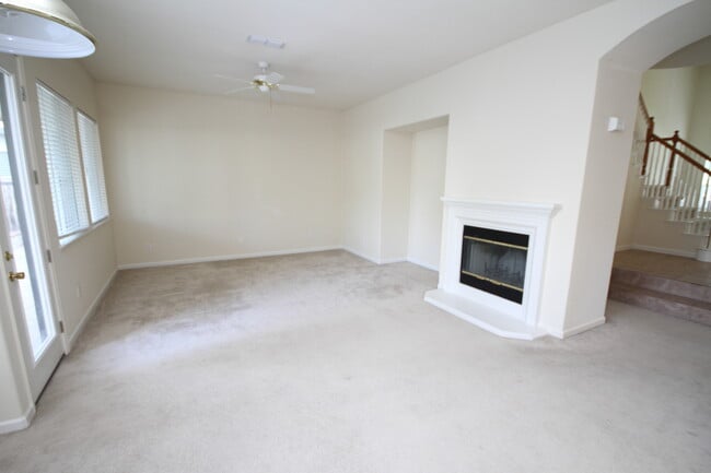 Building Photo - Located in Stonelake, 4 Bed, 2.5 Bath Elk ...