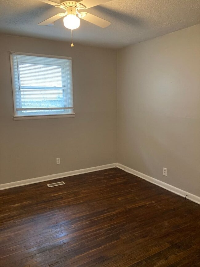 Building Photo - West Nashville 3BR Duplex - Free Rent