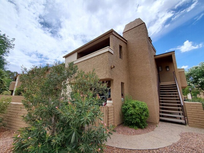 Foto del edificio - **MOVE IN SPECIAL***HALF OFF FIRST MONTHS RENT. UPSTAIRS 2 BEDROOM CONDO OVERLOOKING GREENBELT