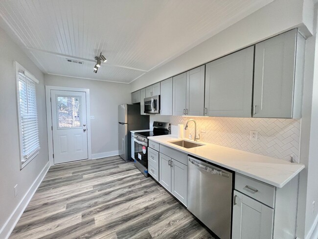 Foto del edificio - Newly Remodeled 2BD, 2BA Raleigh Condo in ...