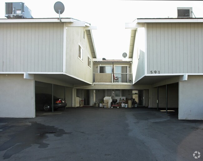Building Photo - 591 W Ashlan Ave