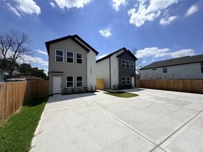Building Photo - 1031 North Ln