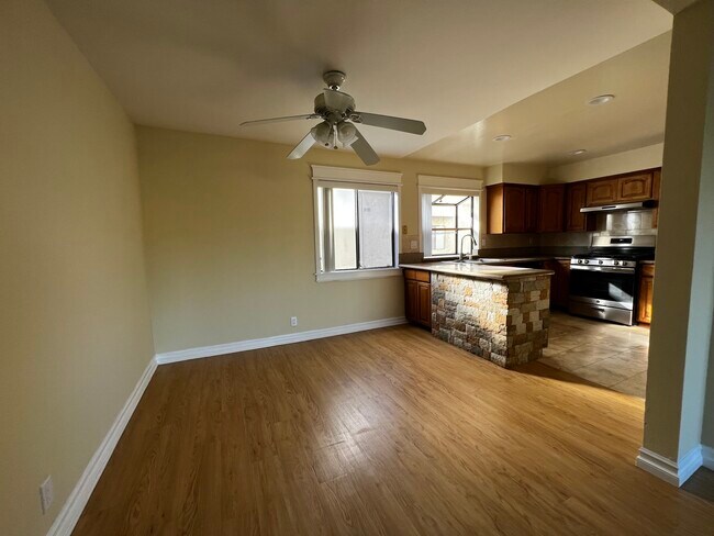 Foto del edificio - 555 W Wilson Ave