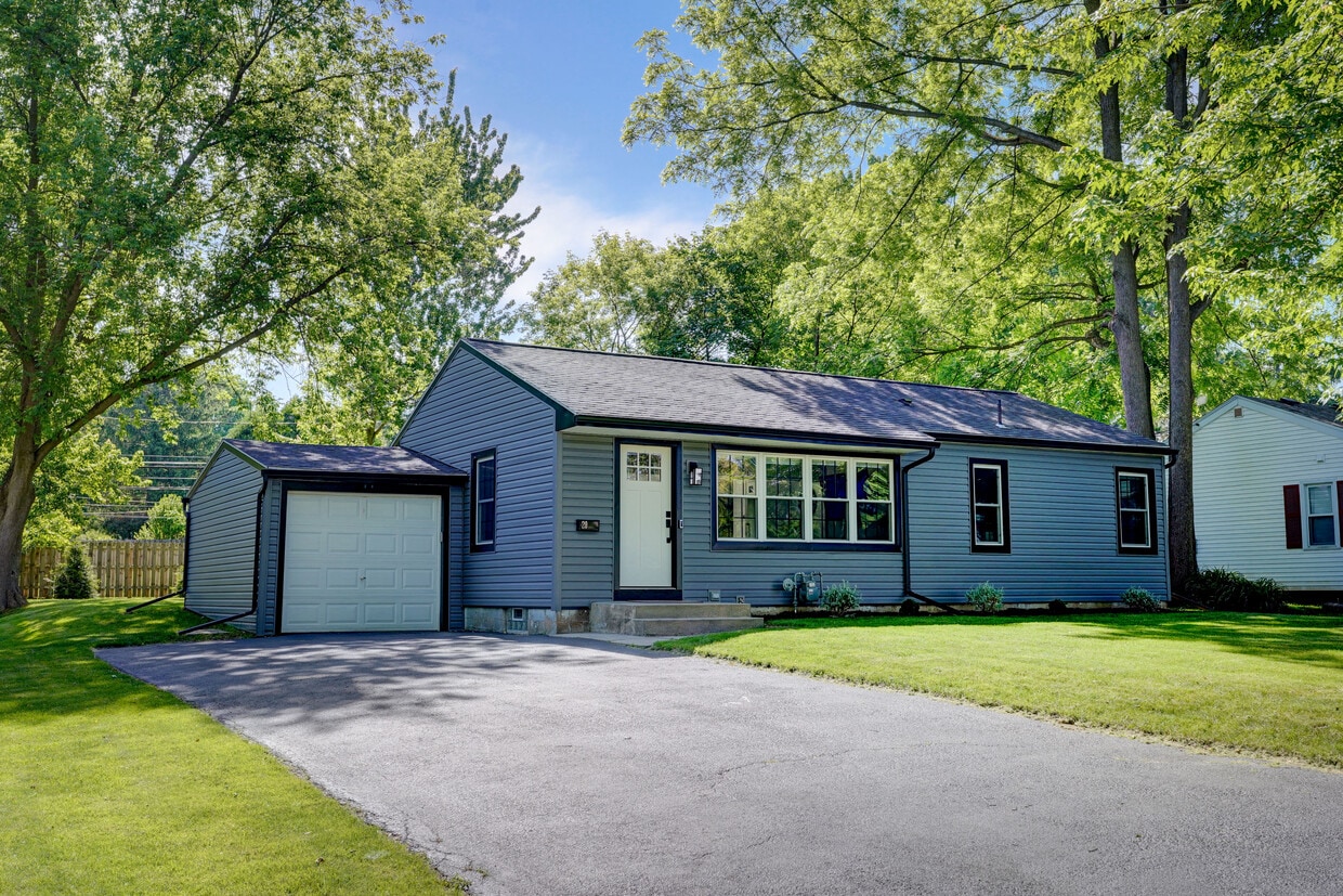 20 Meadow View Dr, Penfield, NY 14526 House Rental in Penfield, NY