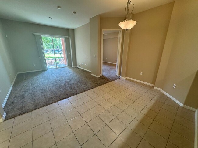 Foto del edificio - SPACIOUS BOTTOM FLOOR 2 BEDROOM IN THE GATED MANHATTAN CONDOS