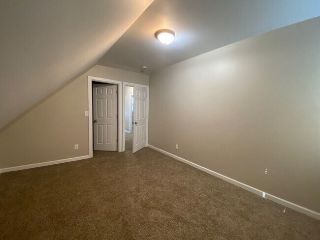 Building Photo - Fully Renovated 4-Bedroom Home – Move-In R...