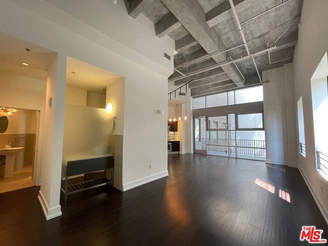 Building Photo - 727 W 7th St
