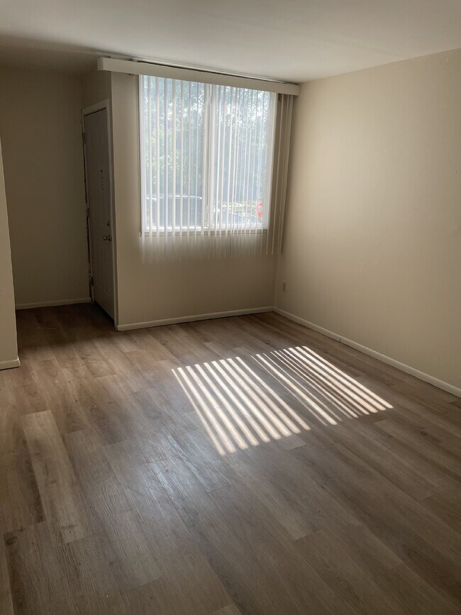 Building Photo - "Spacious 4-Bed Condo with 1.5 Baths at 90...