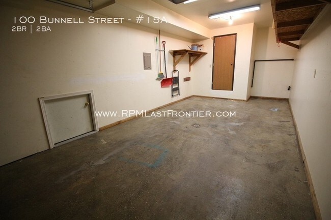 Building Photo - East Anchorage condo with awesome layout!