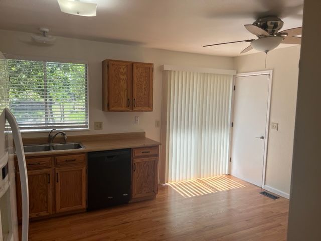 Building Photo - Spacious 3Bed Tri-Level in Sunstream in We...