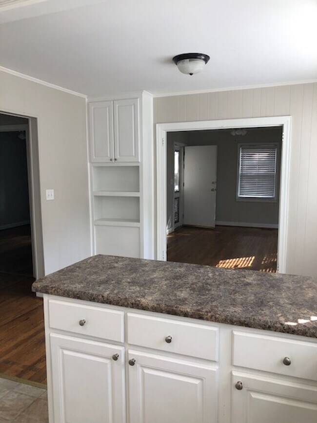 Building Photo - Charming - 2 BD- 1 full BA - Bungalow w/ r...
