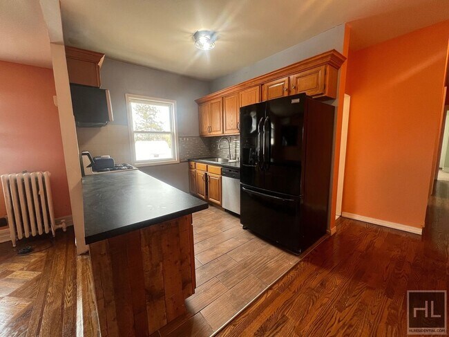 Building Photo - LARGE 3 BEDROOM NEAR KINGS PLAZA MALL