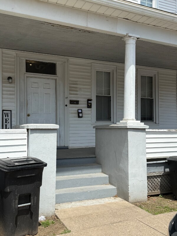 Foto principal - 27 E 3rd St