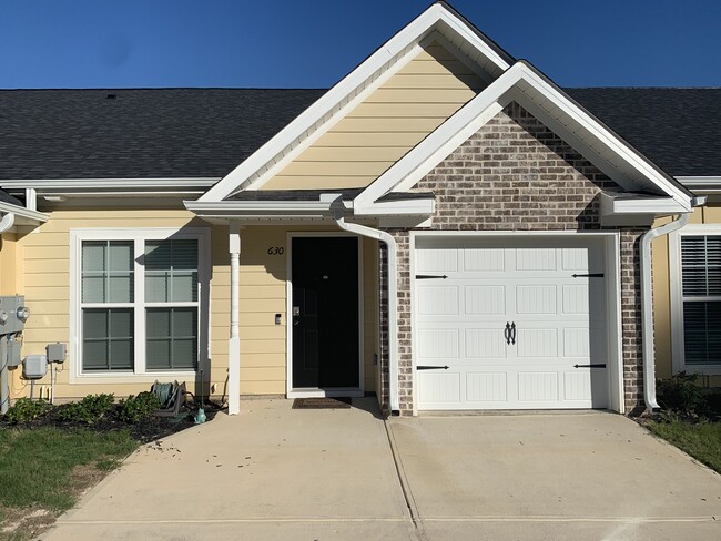 Building Photo - 630 Vista Dr