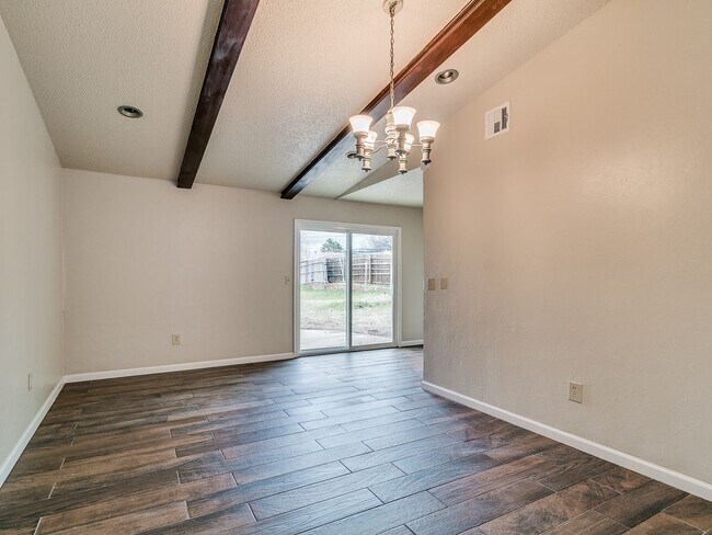 Foto del edificio - 3 Bed/1.5 Bath home with LARGE FENCED YARD...