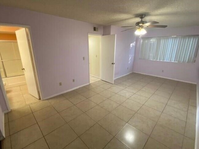 Foto del edificio - 9856 Shirley Gardens Dr