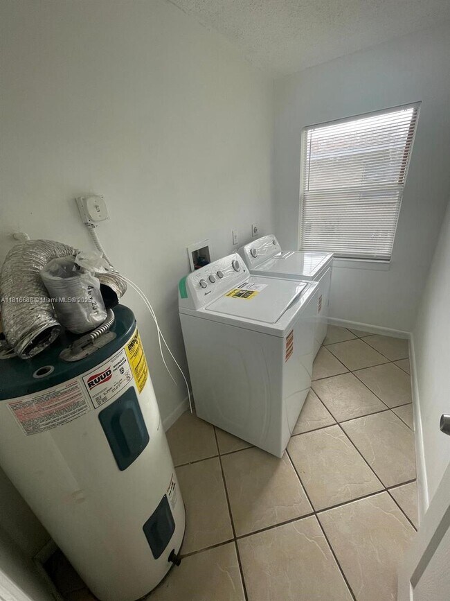 Foto del edificio - 2321 NW 6th Ct