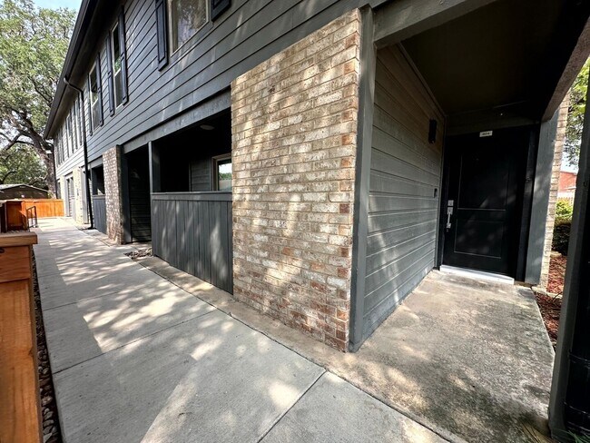 Building Photo - Old2718