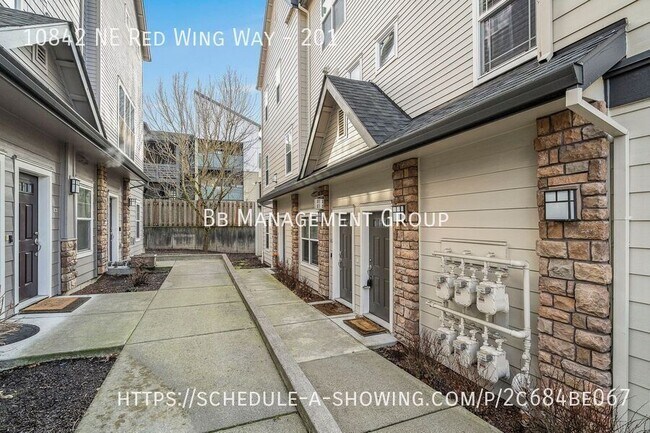 Building Photo - Prime Tanabourne Townhome! Open Floor Plan...