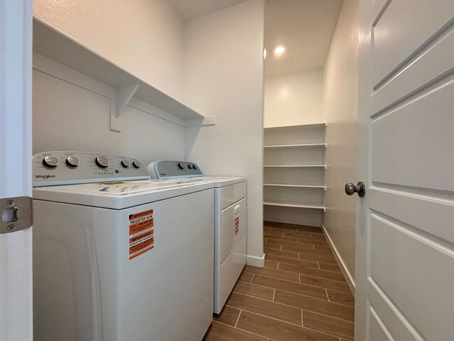 Foto del edificio - 5 bedroom 4 bath availble now in The Ranch...