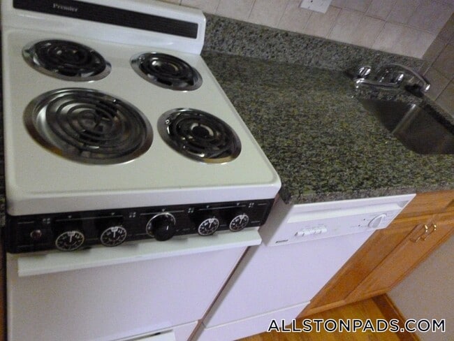 Foto del edificio - 1110 Commonwealth Ave