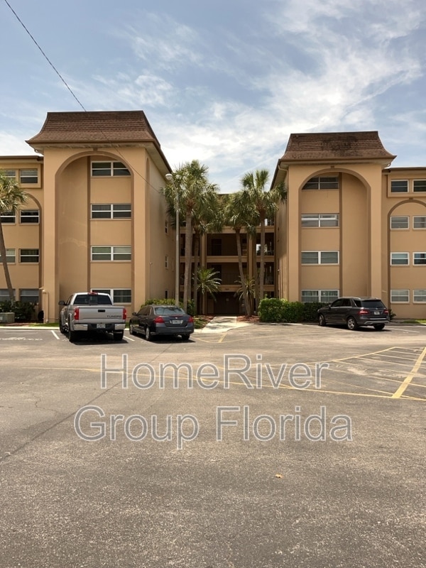 Building Photo - 2525 W Bay Dr
