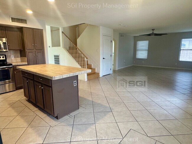 Foto del edificio - 4 BEDROOM PEORIA HOME WITH POOL.