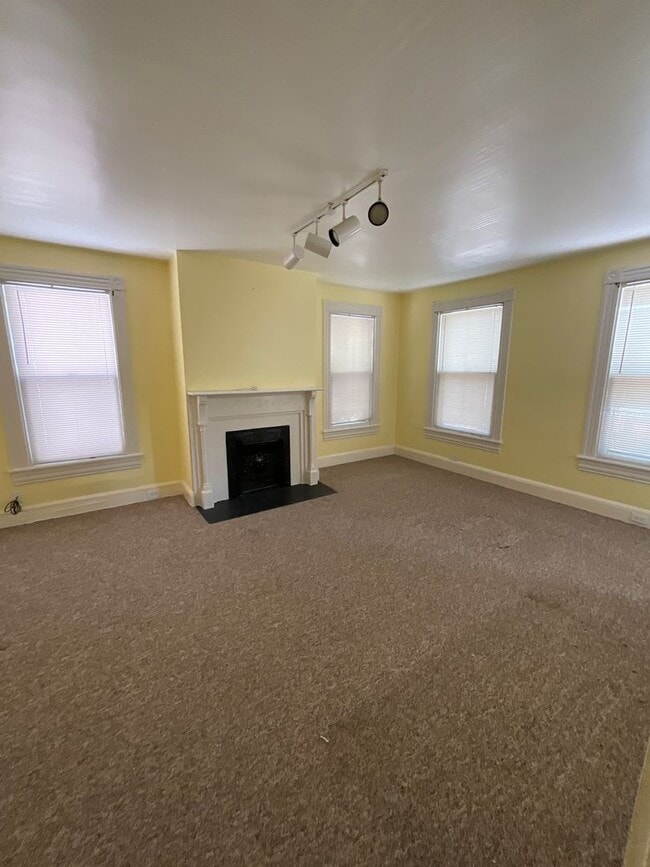Building Photo - Adorable One Bedroom in Historic Downtown Portsmouth