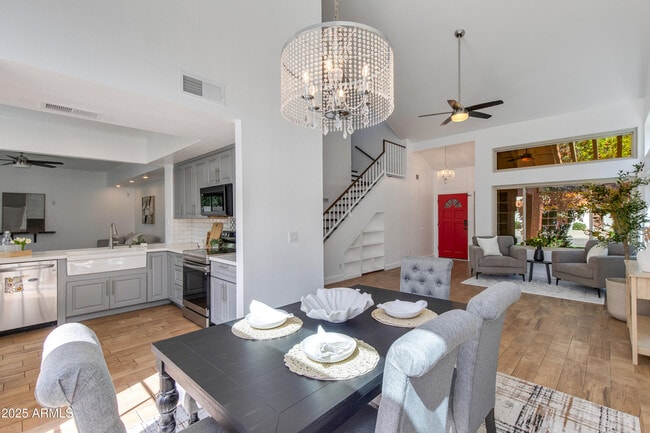 Building Photo - 2119 E New Bedford Dr