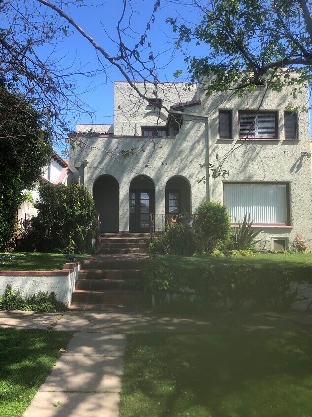 Mediterranean triplex - 556 Radcliffe Ave