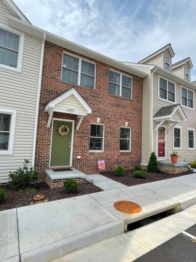 Building Photo - 2223 Deyerle Ave