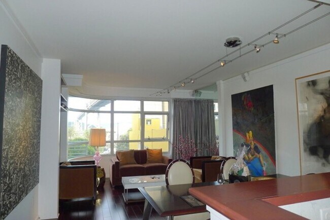 Foto del edificio - Posh 1 bedroom + den with 1 bath at desira...