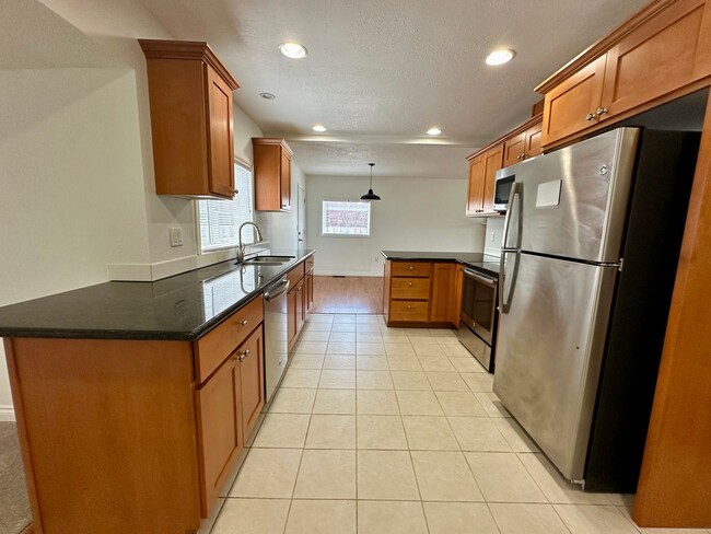 Building Photo - Large and Speciac 3 Bedroom home with lots...