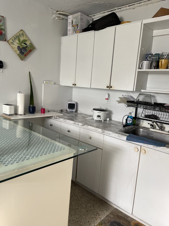 Building Photo - 525 SW 6th Ct