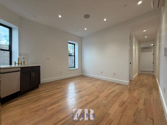 Foto del edificio - 4 bedroom in Brooklyn NY 11211