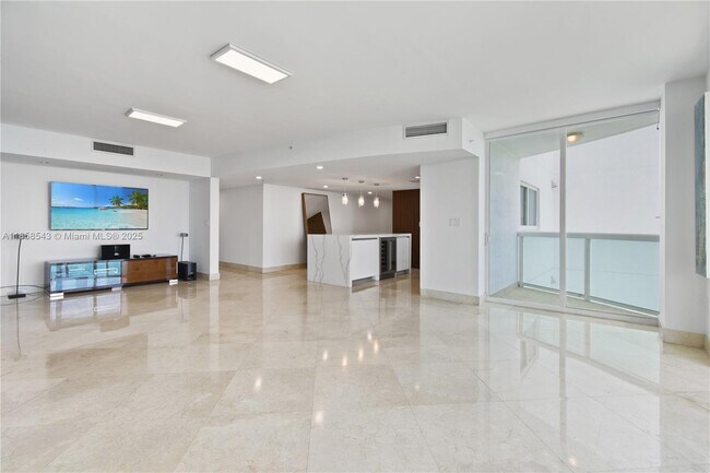 Building Photo - 1800 N Bayshore Dr