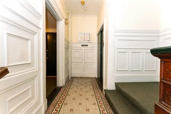 Building Photo - 466 Park Dr